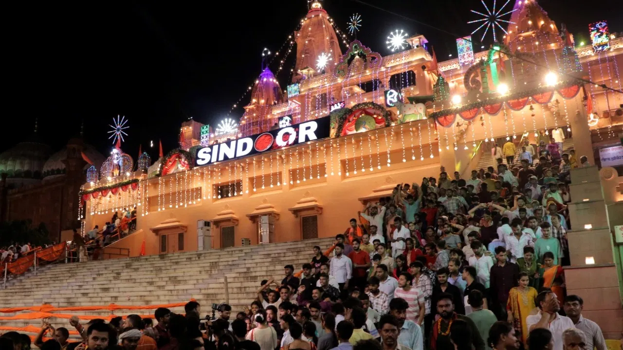 जन्माष्टमी पर देशभर के मंदिरों में उमड़ा भक्तों का सैलाब, मथुरा में ‘ऑपरेशन सिंदूर’ थीम
