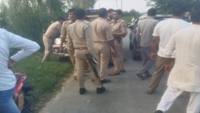 मेरठ में दो गुटों में भीषण फायरिंग, 50 से अधिक गोलियां चलीं, दो बाइक जलाई गईं