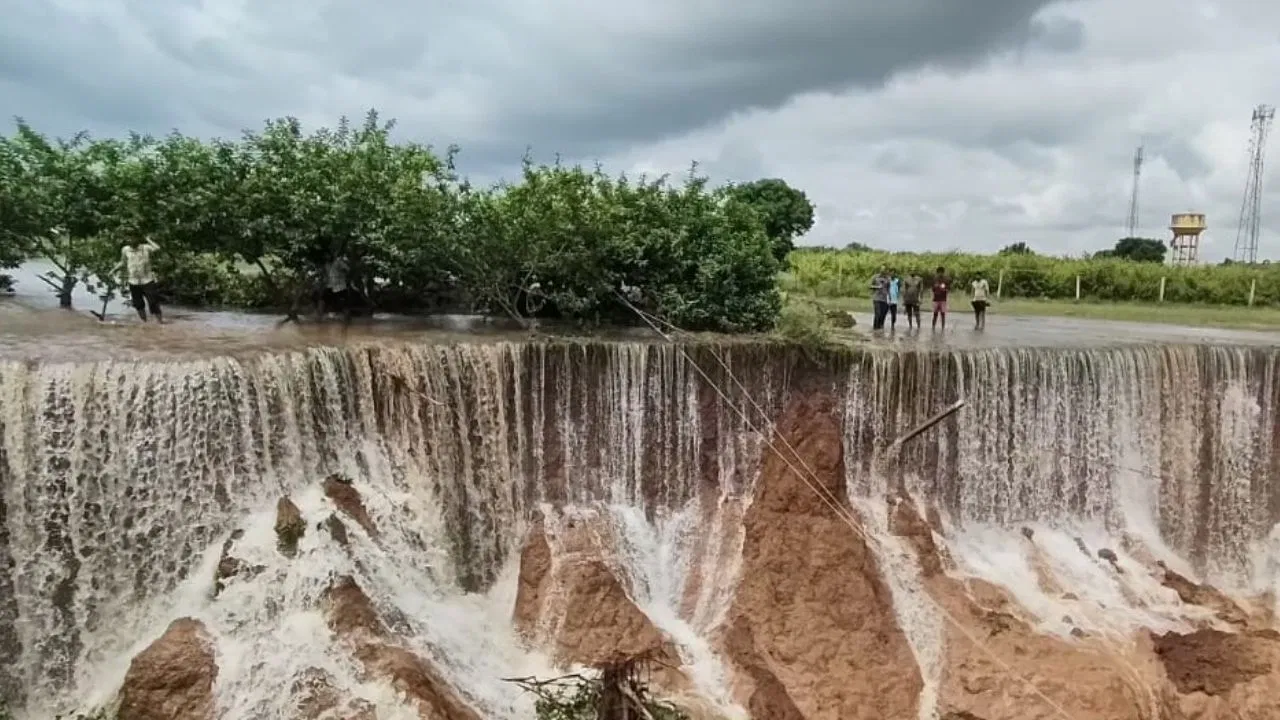 जमीन धंसी, खेत बने गहरी खाई; जडावता गांव में बारिश से मचा हाहाकार