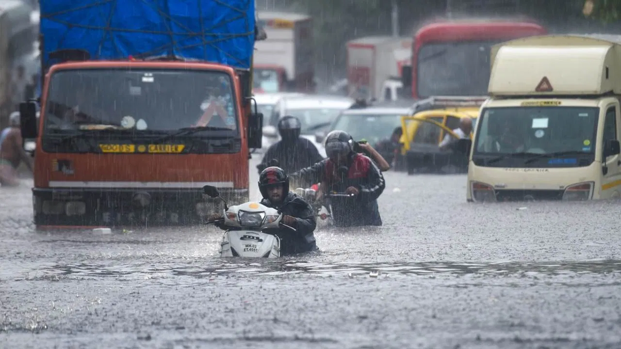 मुंबई में मूसलाधार बारिश का कहर: सड़कें-पटरियां बनीं दरिया