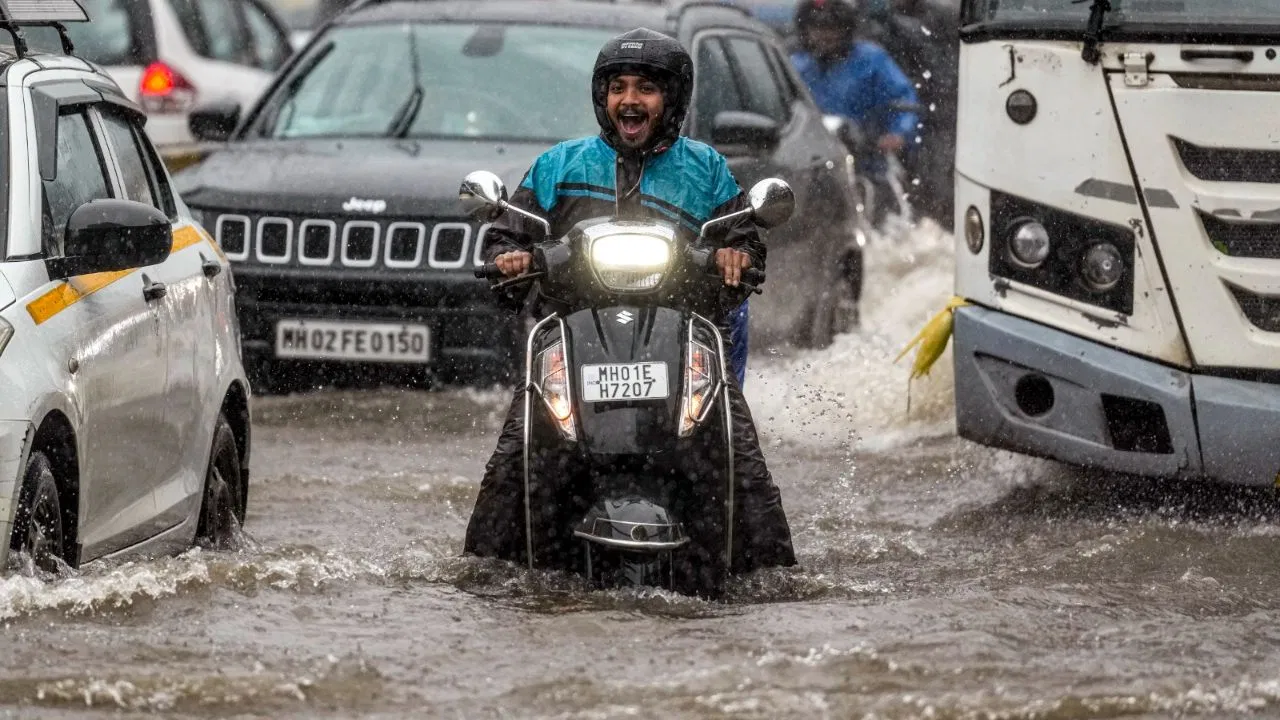 देशभर में बारिश का कहर: मुंबई-बेहद जाम, दिल्ली में यमुना उफान पर, स्कूल-कॉलेज बंद