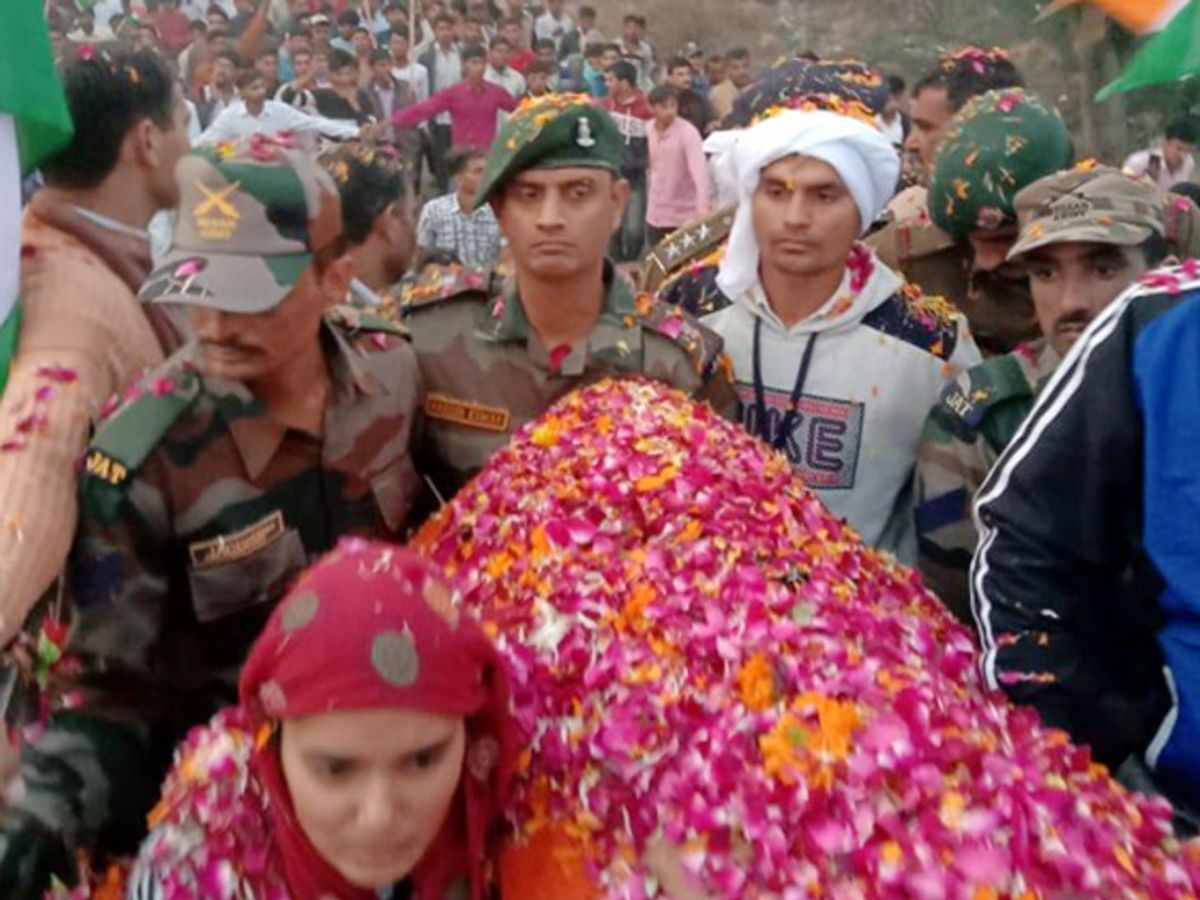 सैन्य सम्मान के साथ हुआ हवलदार राजेंद्र सिंह चौहान का अंतिम संस्कार, बेटे ने दी मुखाग्नि