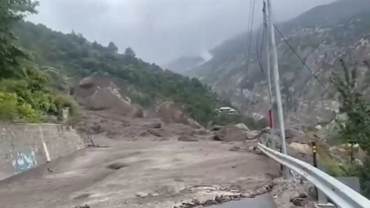 किन्नौर में बादल फटने से तबाही, बाढ़ के चलते कैलाश यात्रा स्थगित, NH-5 भी बंद