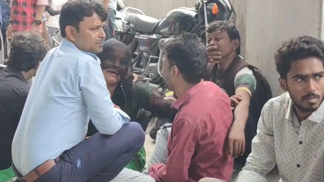 नोएडा में भीषण सड़क हादसा, एक बाइक पर सवार चार दोस्तों की मौत