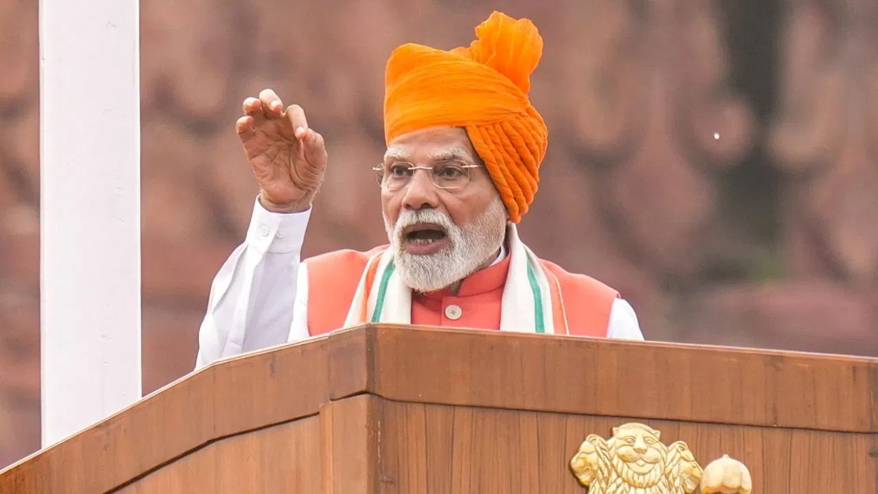 लाल किले से पीएम मोदी के 10 बड़े ऐलान: जीएसटी सुधार, युवाओं को रोजगार और नई विकास योजनाएं