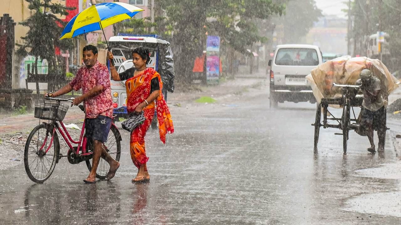 दिल्ली में मूसलाधार बारिश, उत्तर भारत से लेकर पहाड़ी राज्यों तक अलर्ट