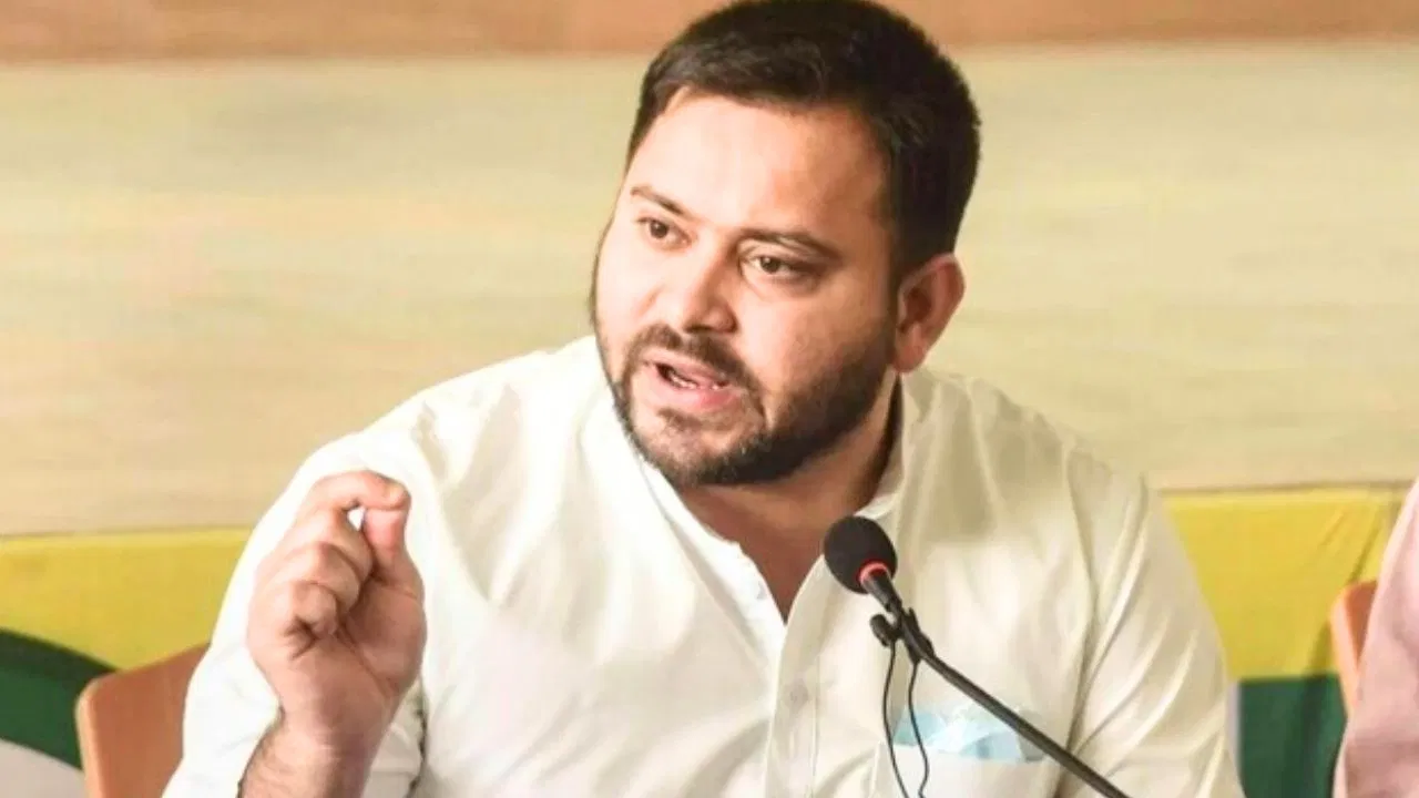 तेजस्वी और रिटायर्ड आईएएस दोनों के दावे झूठे, ईसी ने किया खंडन