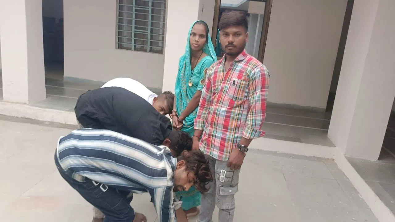 बांसवाड़ा में पुलिस का अनोखा सबक: कपल से मारपीट करने वालों से पैर छूकर मंगवाई माफी