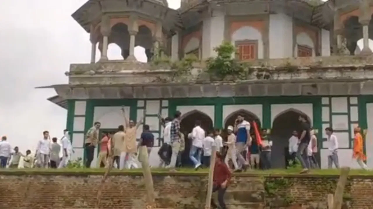 फतेहपुर मकबरा विवाद: विधानसभा में गरमाया माहौल, अमित शाह को सांसद का पत्र