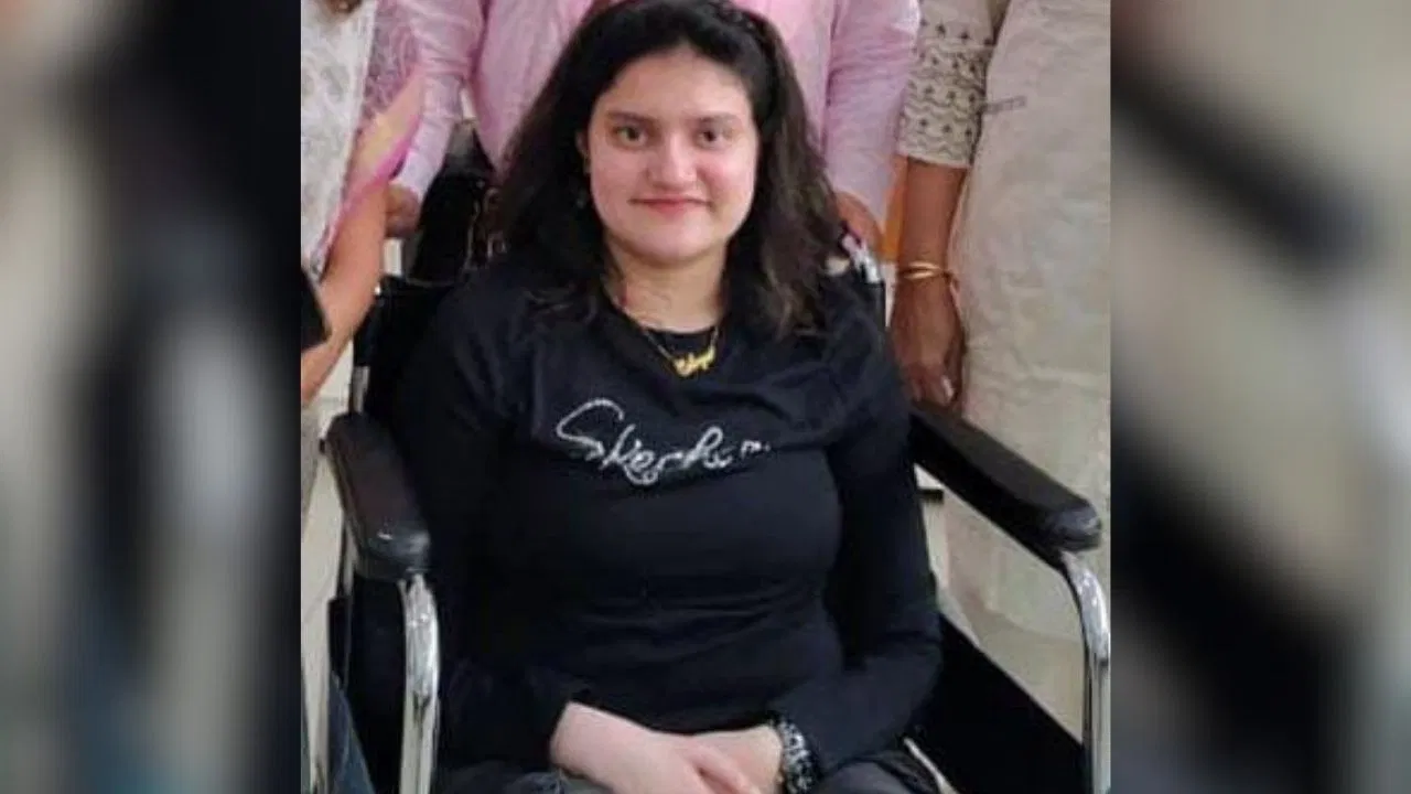 व्हीलचेयर पर आने के कारण रोका गया था दाखिला, डीएम के हस्तक्षेप से छात्रा को मिला न्याय