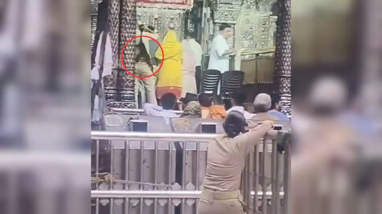 बांके बिहारी मंदिर में अस्त्र लेकर पहुंचे पुलिसकर्मी का वीडियो वायरल