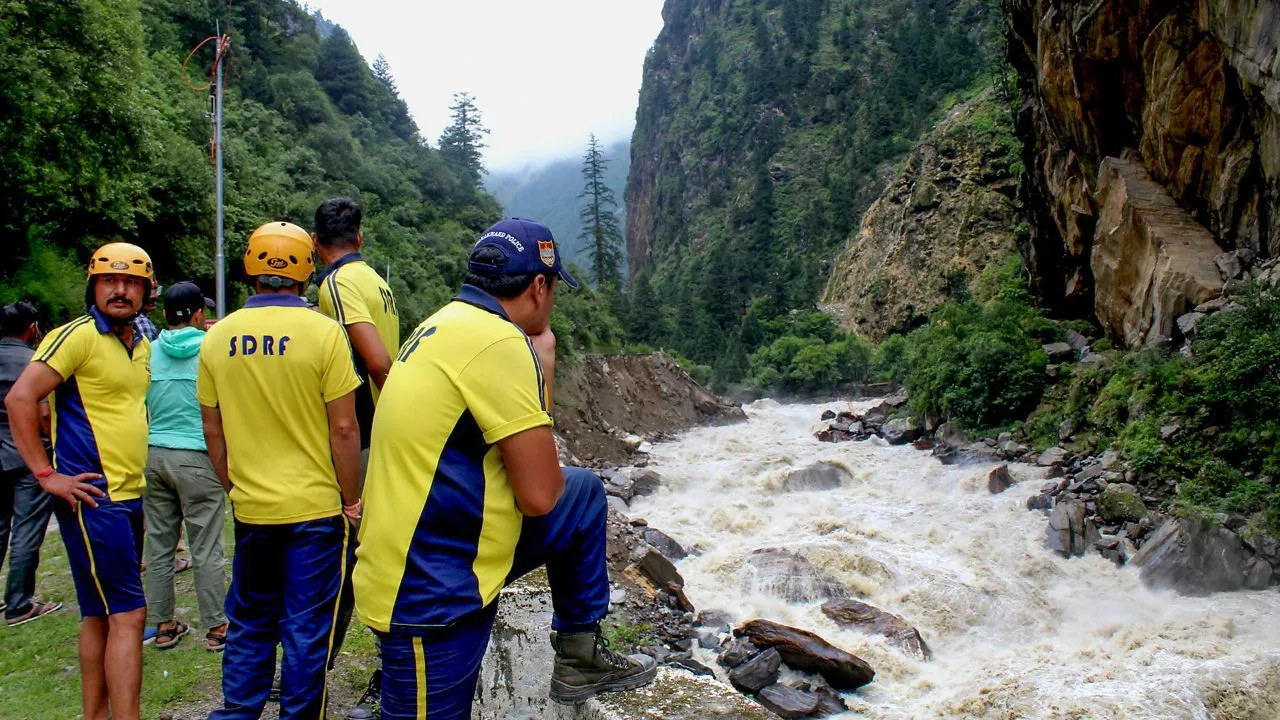 देहरादून-उत्तरकाशी में भारी बारिश का अलर्ट, स्कूलों में छुट्टी