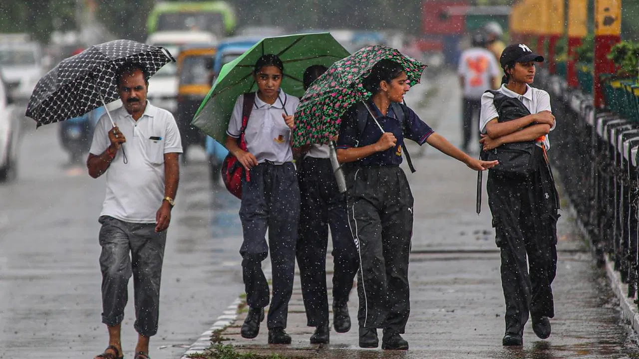 हिमाचल में मूसलाधार बारिश से जनजीवन ठप, 362 सड़कें बंद, येलो अलर्ट जारी