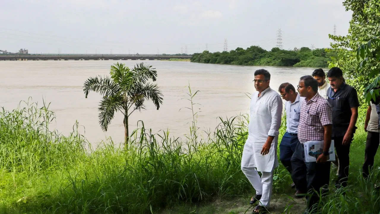 दिल्ली: लगातार बारिश और हथिनीकुंड से पानी छोड़े जाने के बाद यमुना खतरे के निशान से ऊपर
