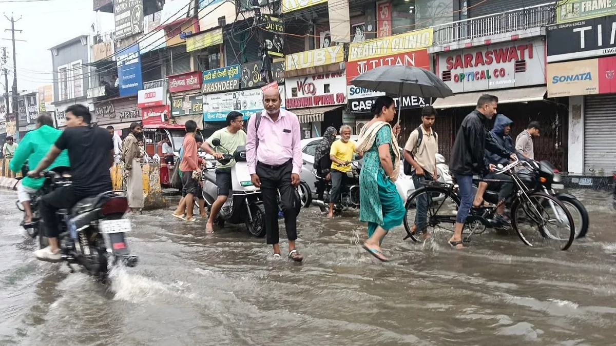बारिश से शहर बना टापू, 80 फीडरों की सप्लाई ठप