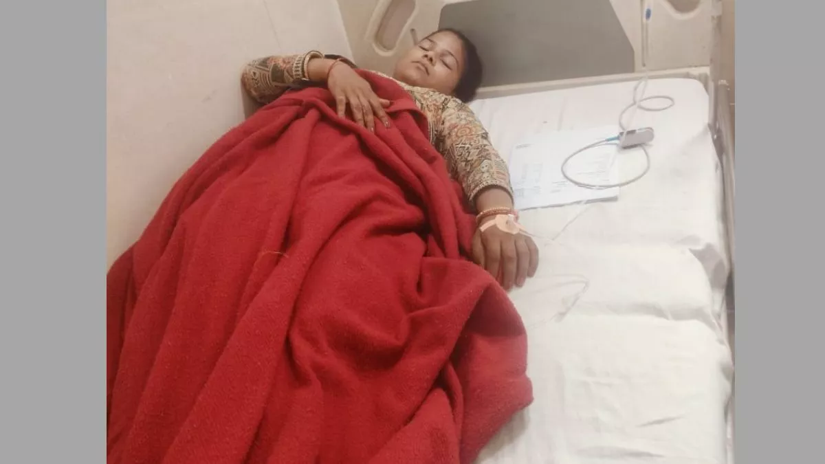 वीडियो कॉल कर रही युवती पर बिजली गिरी, गंभीर हालत में ट्रॉमा सेंटर रेफर