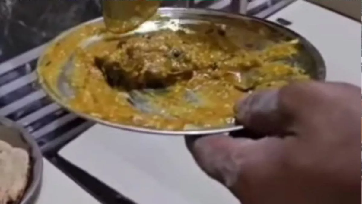 ढाबे की सब्जी में निकला चूहा, ग्राहकों ने किया हंगामा
