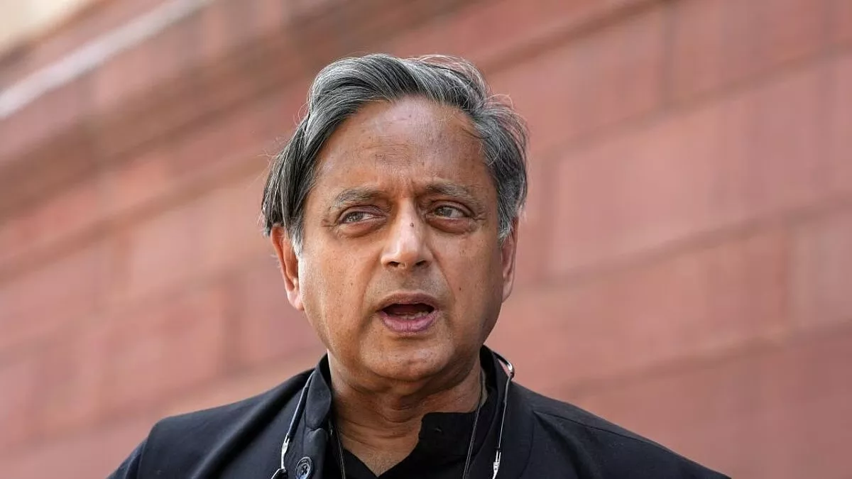 इंग्लैंड में बाइक चोरी पर शशि थरूर ने ब्रिटिश म्यूजियम का दिया उदाहरण