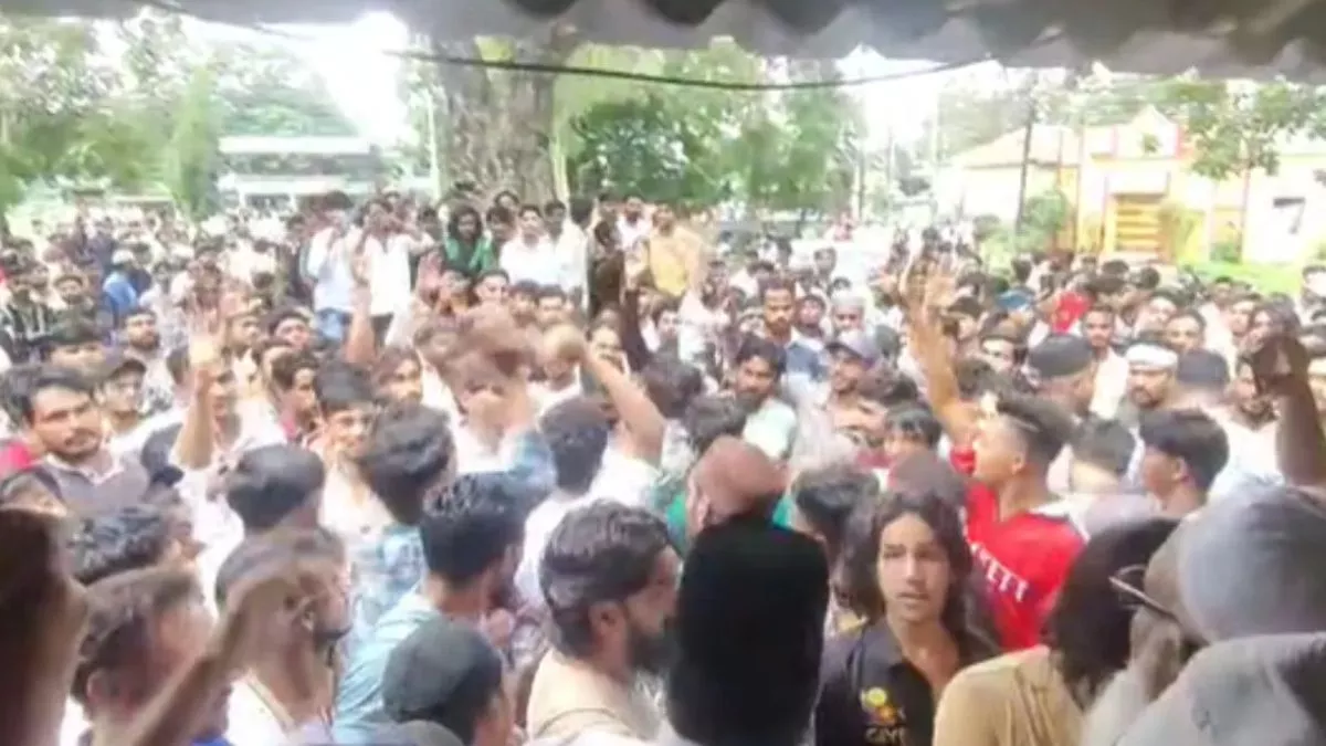 उज्जैन: गणेश सवारी में झांकी को लेकर विवाद, पुलिस ने संभाला मोर्चा