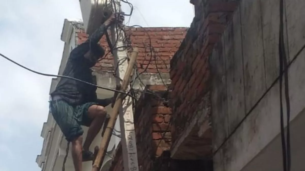 उझारी: भाजपा के पूर्व मंडल अध्यक्ष समेत 25 घरों में पकड़ी गई बिजली चोरी