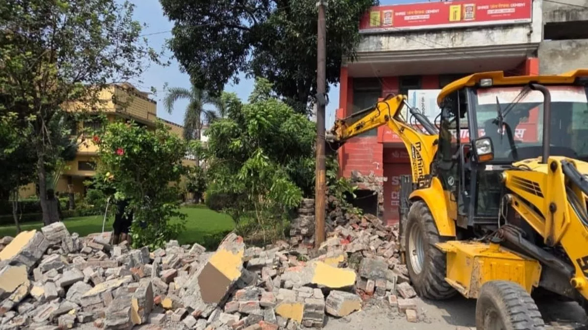  सपा नेता अखिलेश कुमार के आवास की बाउंड्री पर गरजा बुलडोजर