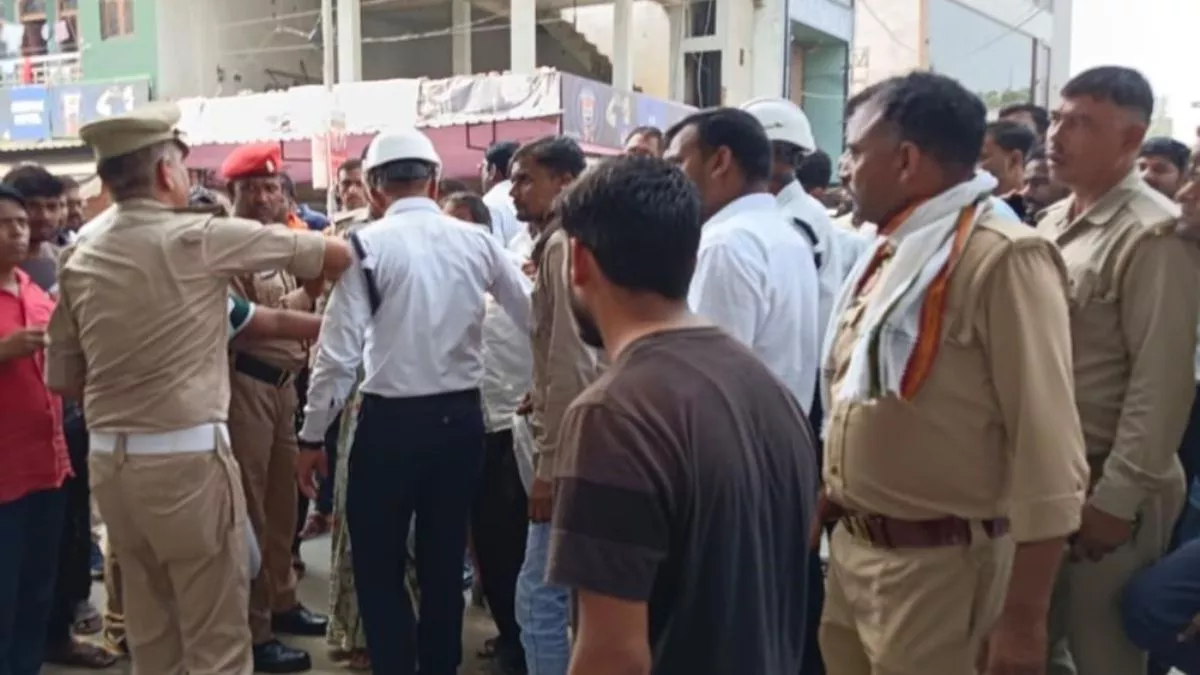युवती के प्रेमी संग कोर्ट मैरिज पर परिजनों का विरोध, कचहरी मार्ग पर हंगामा