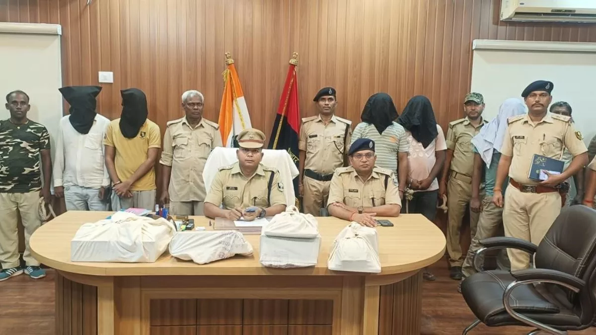 भारत-नेपाल बॉर्डर पर फर्जी आधार कार्ड बनाने वाले रैकेट का भंडाफोड़, 5 गिरफ्तार
