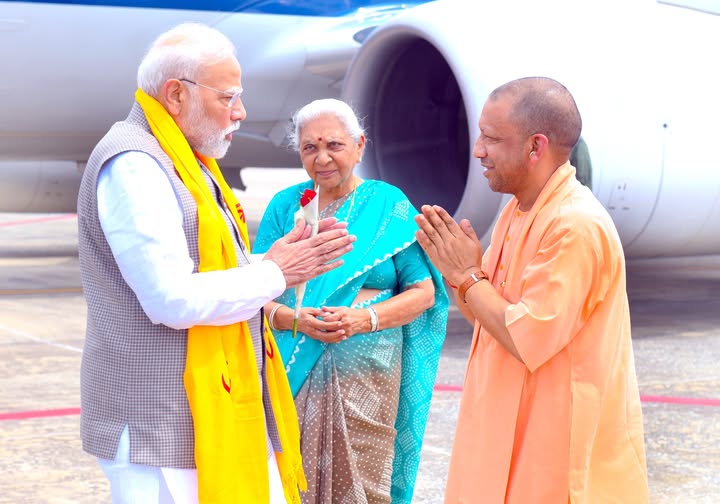 वाराणसी में पीएम मोदी का भव्य स्वागत, मॉरीशस पीएम भी मौजूद