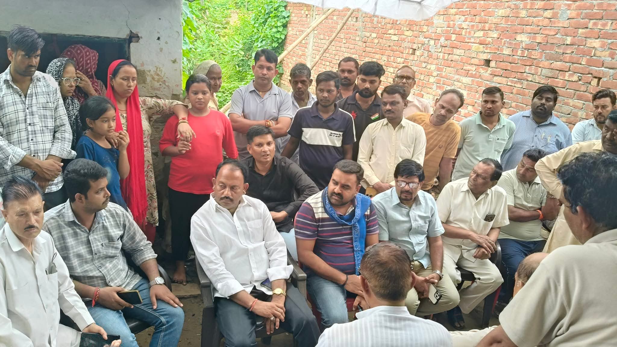 मुजफ्फरनगर: वैष्णो देवी हादसे में मृतकों के परिजनों को सांत्वना देने पहुंचे बसपा नेता