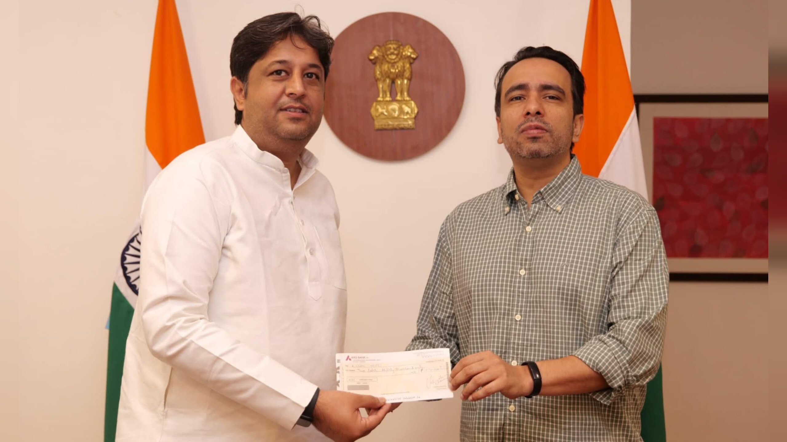सांसद चंदन चौहान ने बाढ़ पीड़ितों की मदद के लिए मासिक वेतन दान किया
