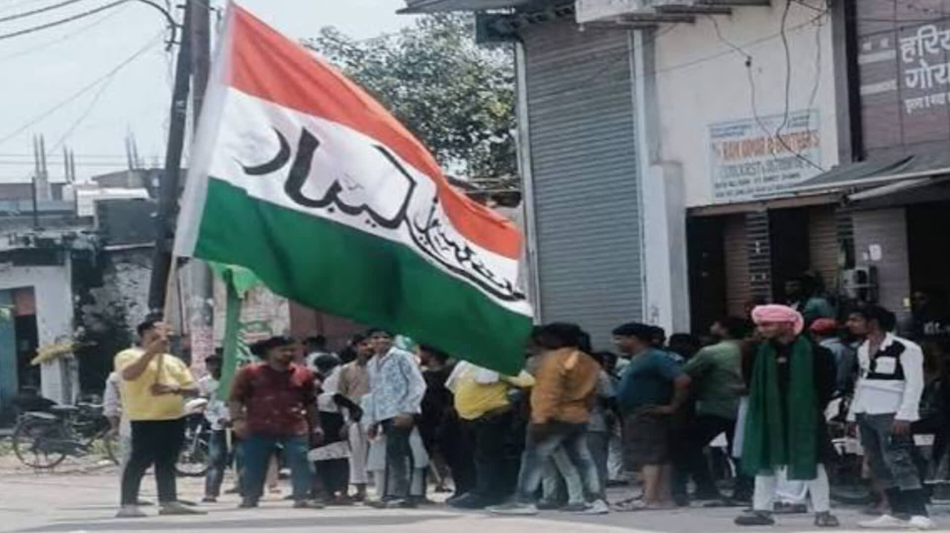 हाथरस में जुलूस के दौरान राष्ट्रीय ध्वज पर उर्दू लिखे जाने का मामला, 2 गिरफ्तार