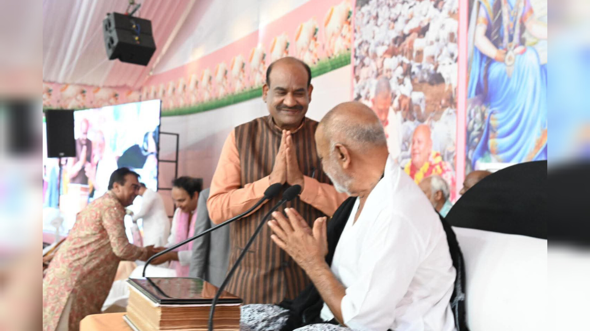 बरसाना पहुंचे लोकसभा अध्यक्ष ओम बिरला, राधारानी के चरणों में किया नमन