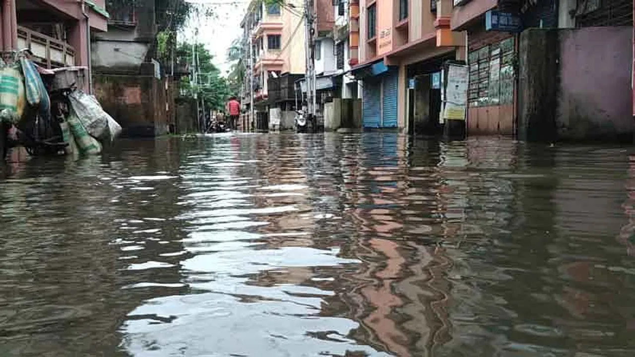 कोलकाता में भारी बारिश से जनजीवन अस्त-व्यस्त, जलभराव और बिजली हादसों से पांच की मौत