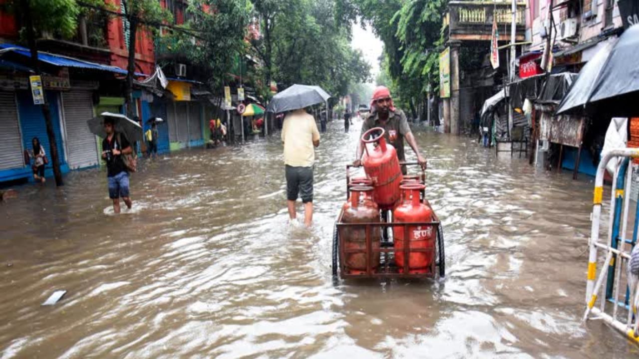 कोलकाता में भारी बारिश, सड़कें जलमग्न, यातायात ठप