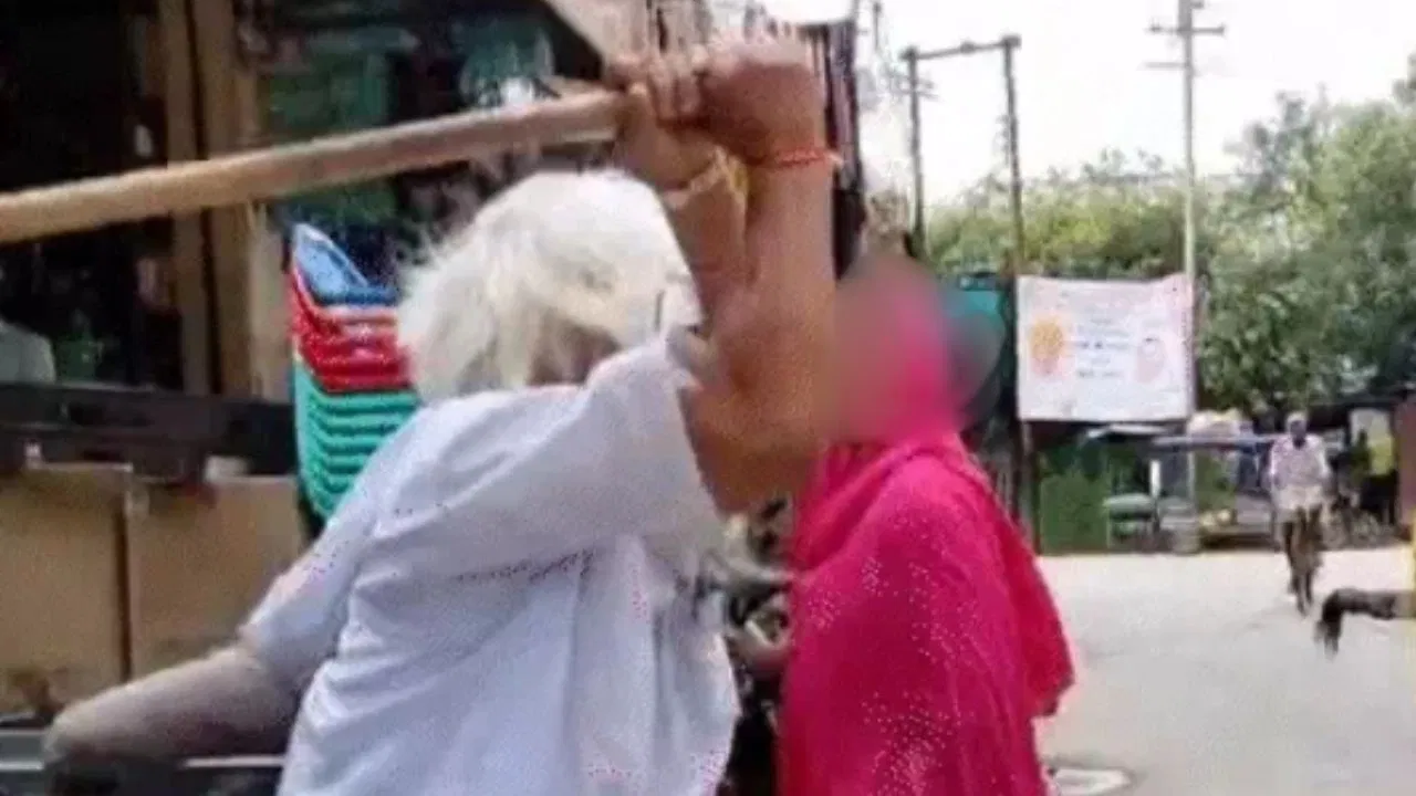 बाथरूम में घुसकर वीडियो बनाने का आरोप, भाजपा सांसद की बहन ने दर्ज कराई एफआईआर