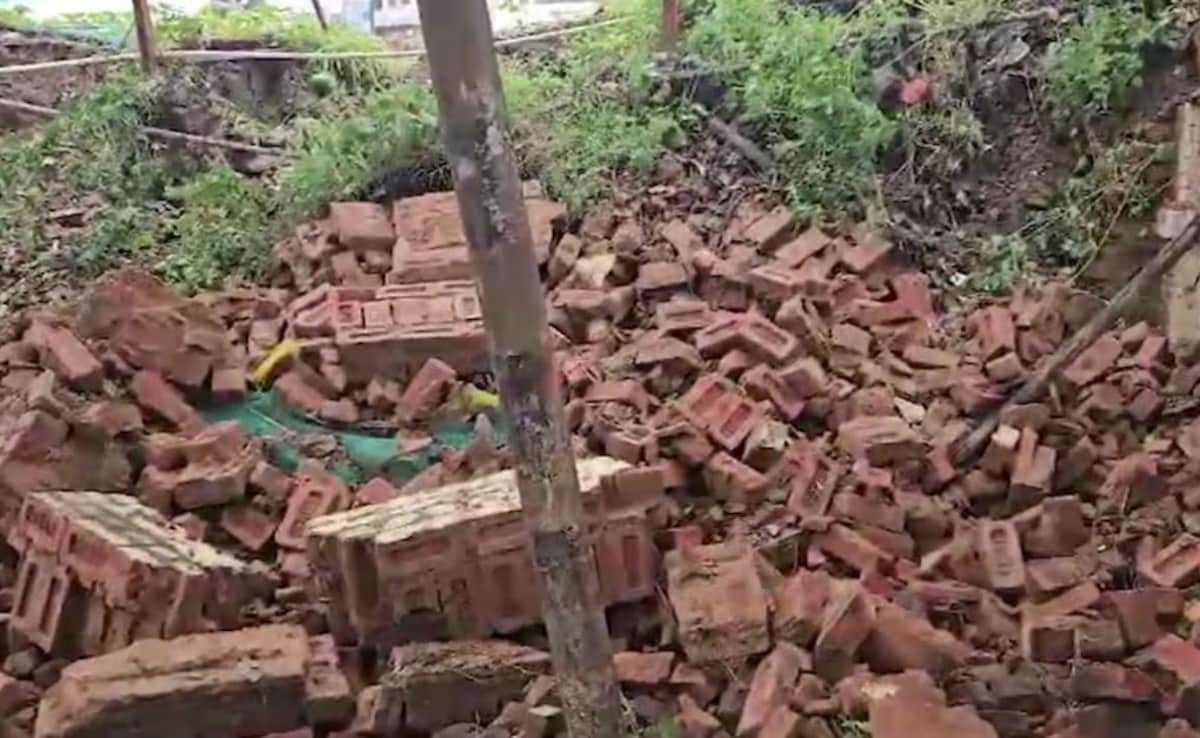 दिल्ली में दीवार गिरने से कई घायल, पुलिस और दमकल मौके पर