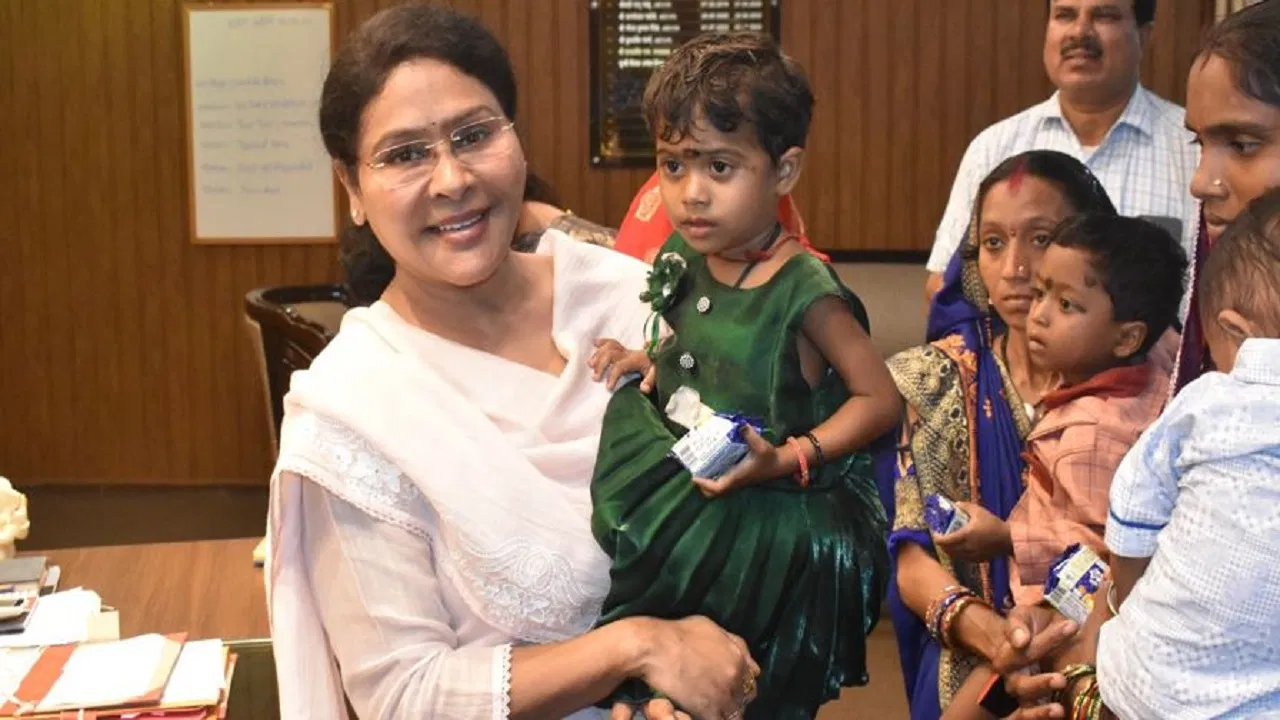 कलेक्टर दिव्या मिश्रा ने दो कुपोषित बच्चों को गोद लिया, शुरू हुआ पोषण अभियान