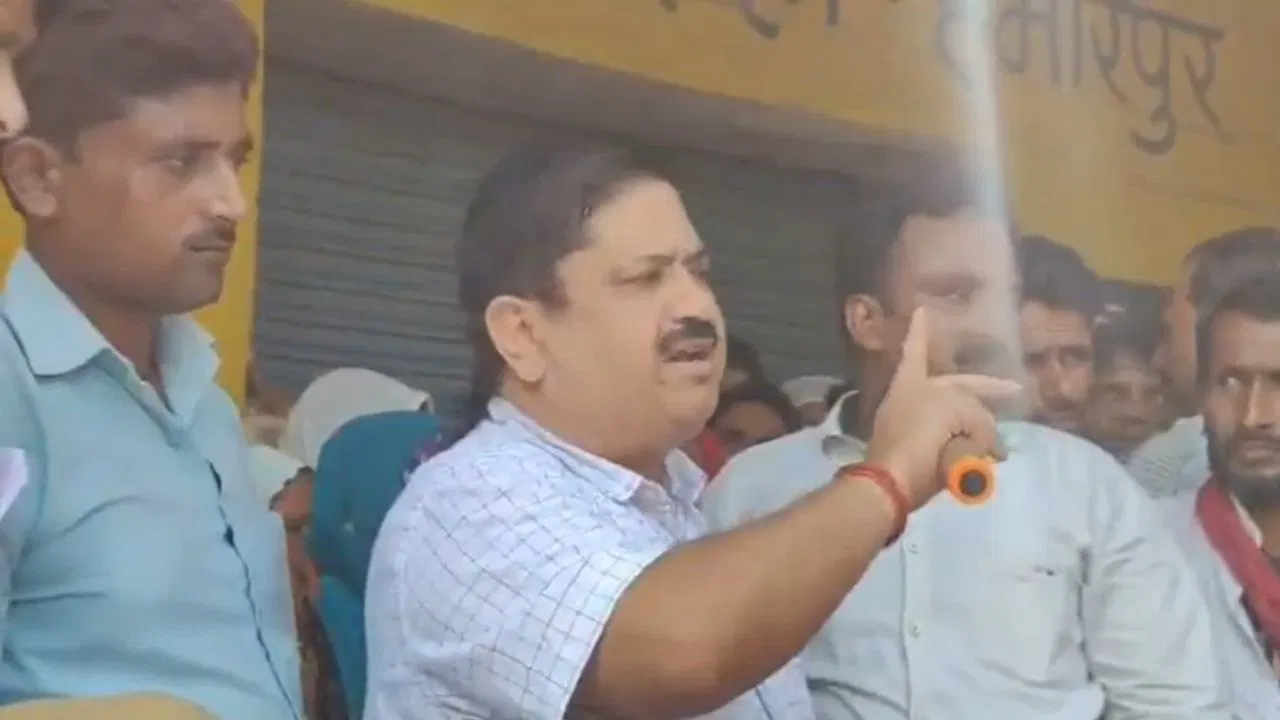 हमीरपुर में खाद को लेकर किसानों का हंगामा, जाम हटाने पहुंचे एसडीएम का विवादित बयान