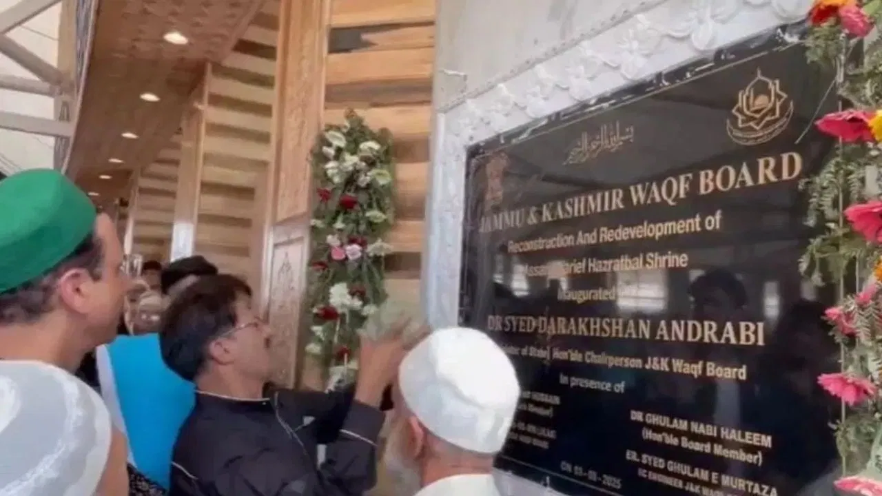 अशोक स्तंभ विवाद: शिलापट्ट तोड़फोड़ के बाद 26 गिरफ्तार, सियासत गरमाई