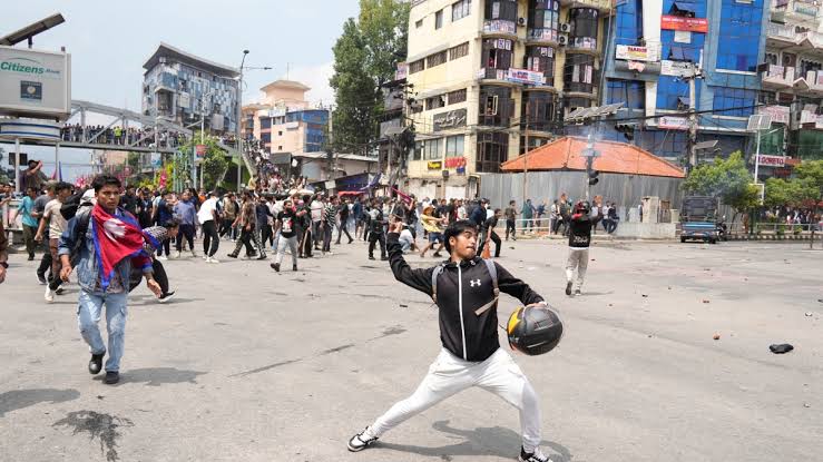 नेपाल में सोशल मीडिया बैन पर बवाल, 19 की मौत, गृह मंत्री ने दिया इस्तीफा