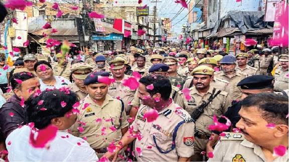 बरेली में तीसरे दिन हालात सामान्य, लोग बाजारों में लौटे; पुलिस अफसरों पर बरसाए फूल