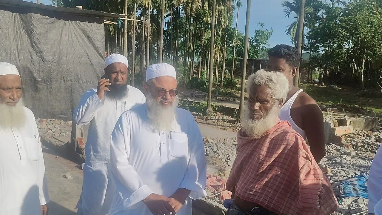 असम में बेघर परिवारों से मिले मदनी, कहा– इंसाफ की लड़ाई कभी नहीं छोड़ेंगे