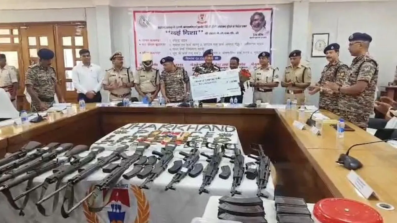 लातेहार में जेजेएमपी के 9 नक्सली सरेंडर, 12 हाईटेक हथियार और 23 लाख के इनामी सहित
