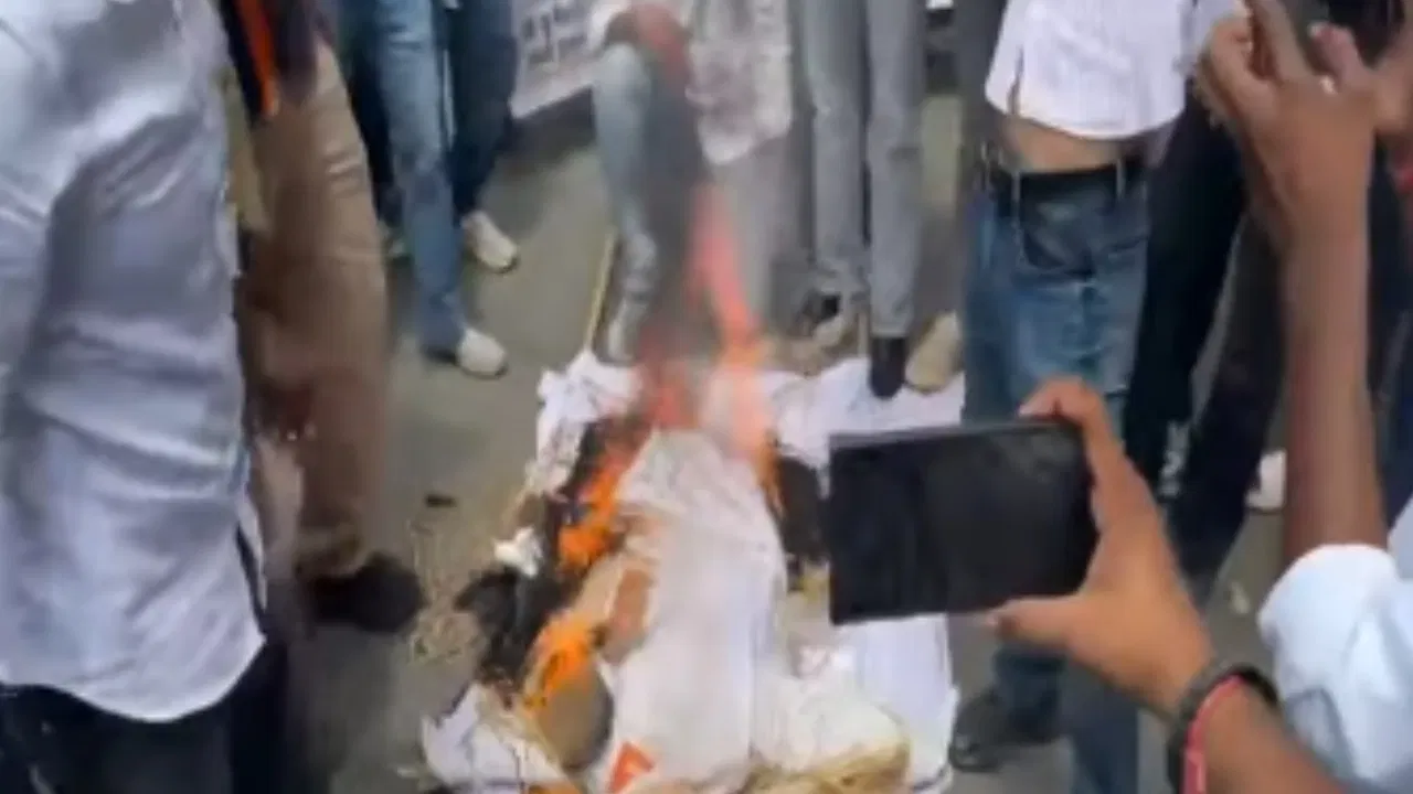 उदयपुर विश्वविद्यालय में कुलपति के बयान पर छात्रों का बवाल, प्रदर्शन और पुतला दहन