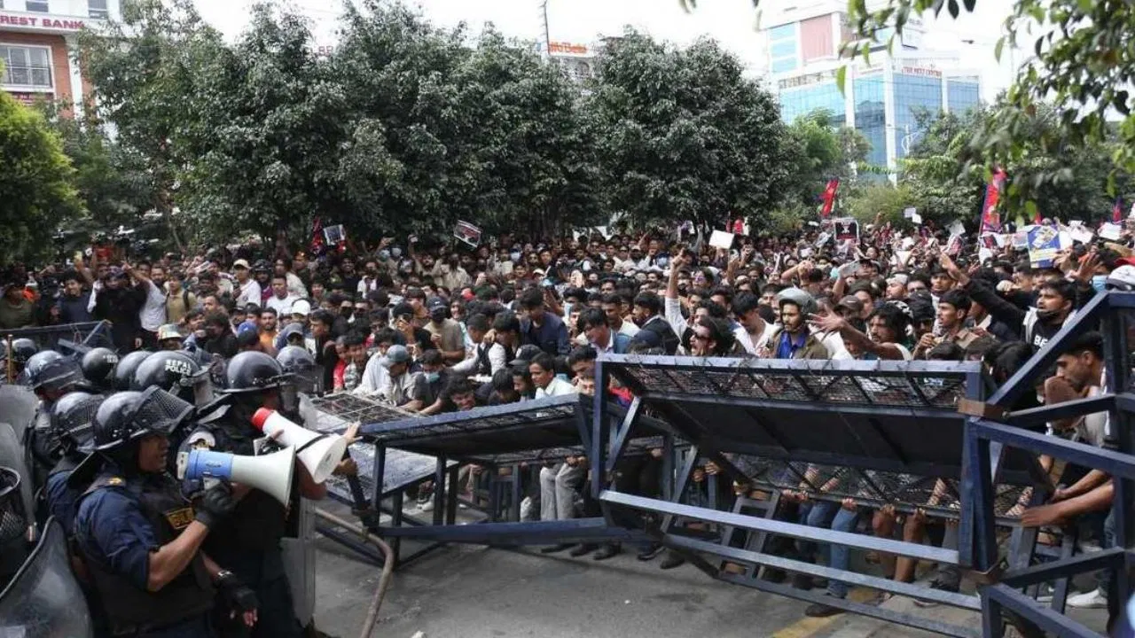 काठमांडू में कई जगह कर्फ्यू के बाद भी प्रदर्शन जारी, भारतीयों के लिए एडवाइजरी जारी