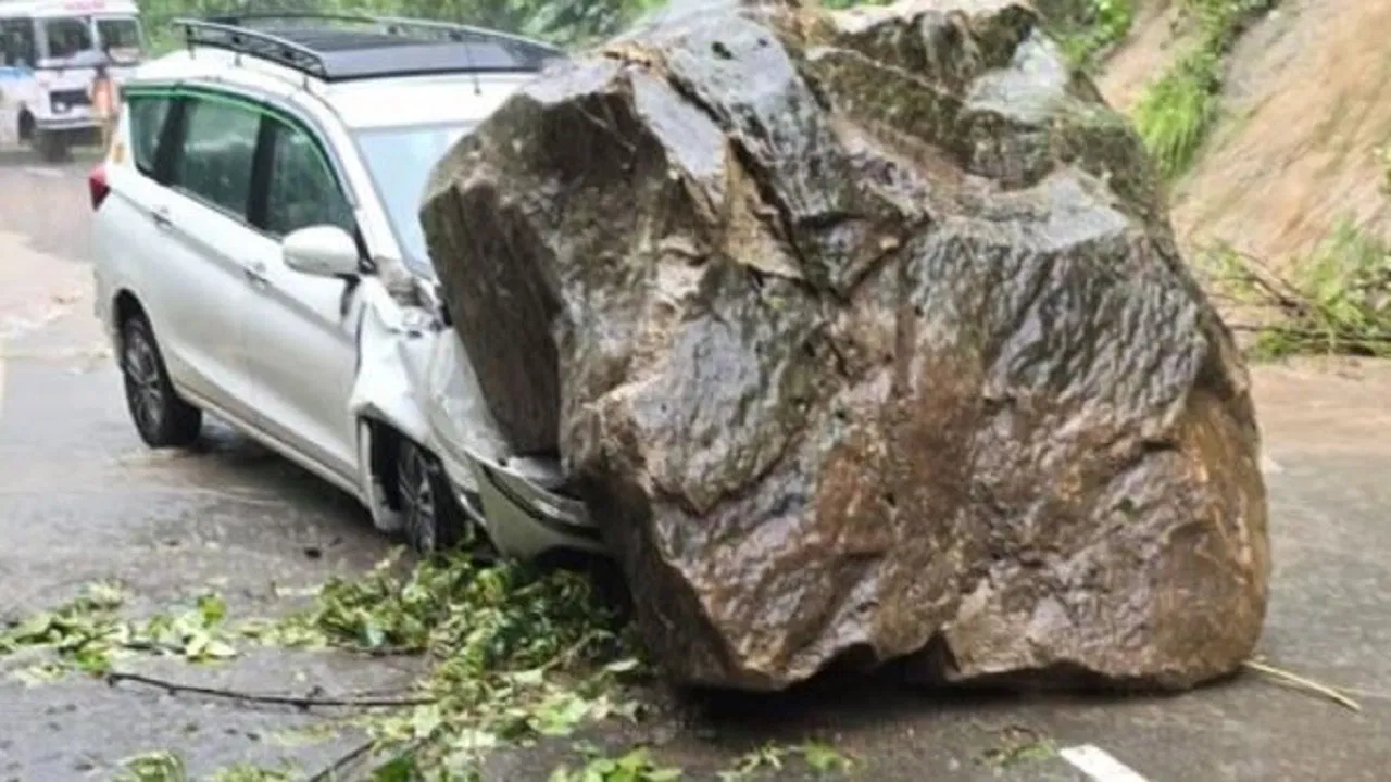 नैनीताल-हल्द्वानी हाईवे पर बड़ा हादसा टला, टैक्सी पर गिरा बोल्डर, यात्री सुरक्षित
