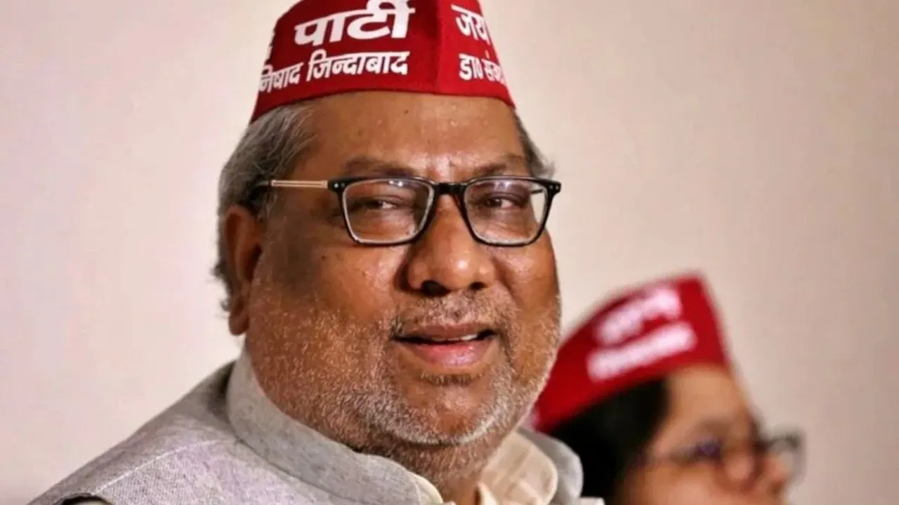 संजय निषाद के घर के बाहर लगा होर्डिंग, भाजपा से रिश्तों पर उठे सवाल