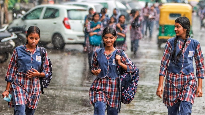 भारी बारिश और बाढ़ की चेतावनी: कई राज्यों में स्कूल-कॉलेज कल बंद
