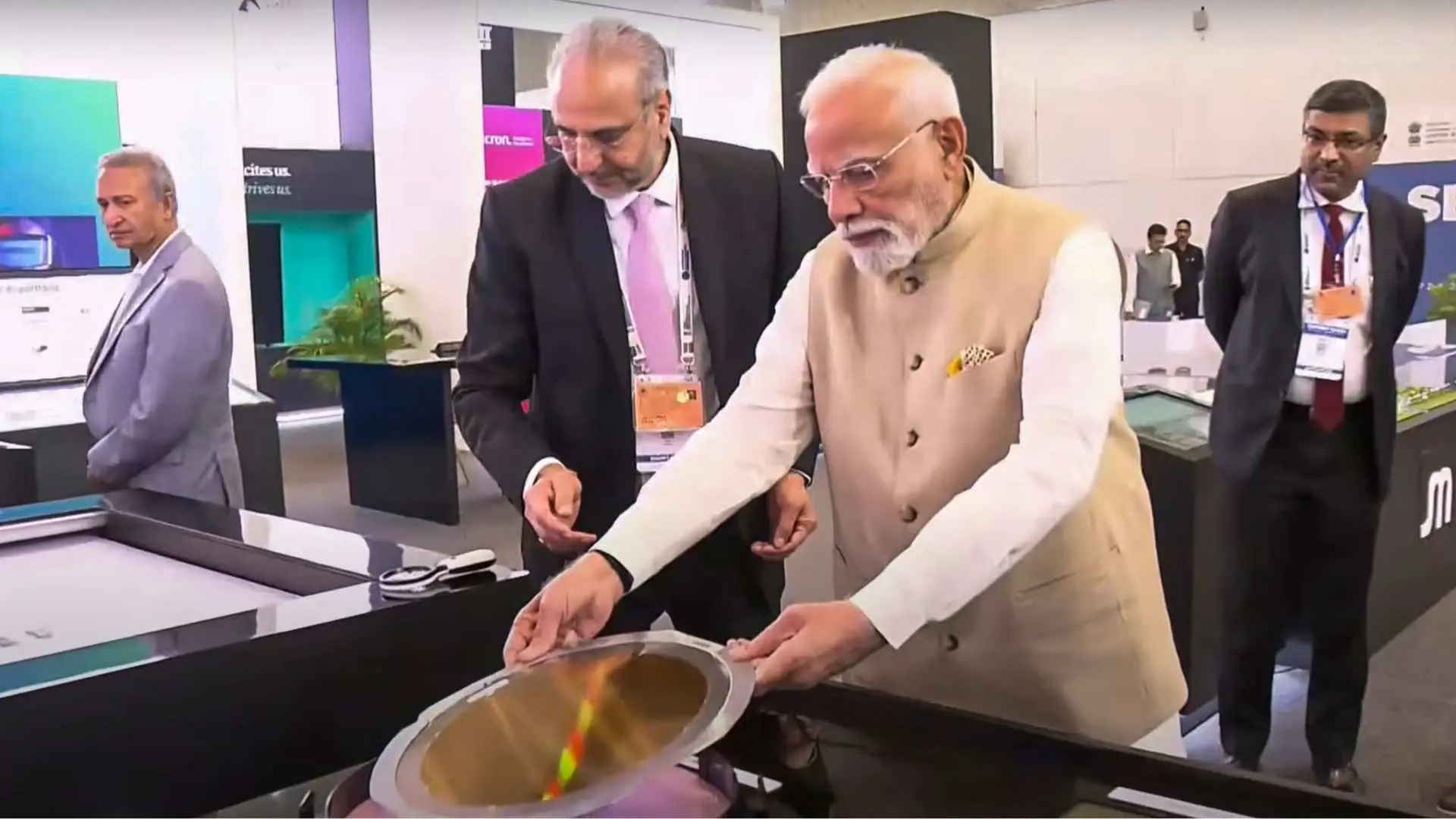 यशोभूमि में समिट के दूसरे दिन पहुंचे पीएम मोदी, सेमीकंडक्टर प्रोजेक्ट्स का लिया जायज़ा