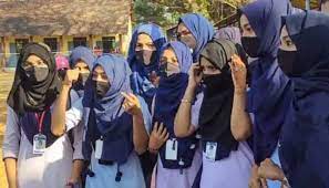 Karnataka Govt Orders Uniform mandatory after hijab controversy case  pending in court znas | कर्नाटक: हिजाब पर बवाल के बाद सरकार का फैसला- अब  यूनिफॉर्म पहन कर आएंगे कॉलेज स्टूडेंट्स ...